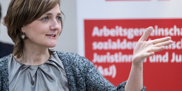 Simone Lange, gestikulierend Simone Lange, gestikulierend
