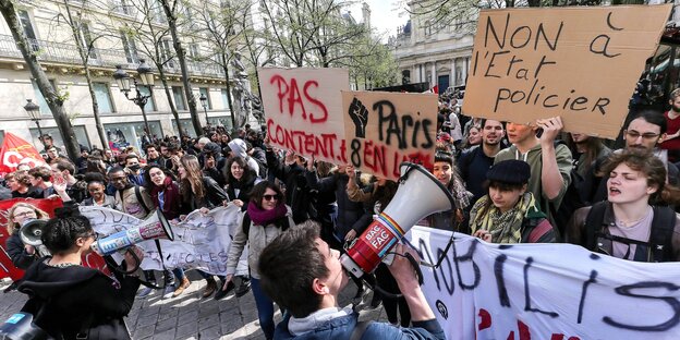 Studierende protestieren mit Transparenten und Plakaten gegen die geplanten Zulassungsbeschränkungen der französischen Regierung gegen Studierende protestieren mit Transparenten und Plakaten gegen die geplanten Zulassungsbeschränkungen der französischen Regierung gegen