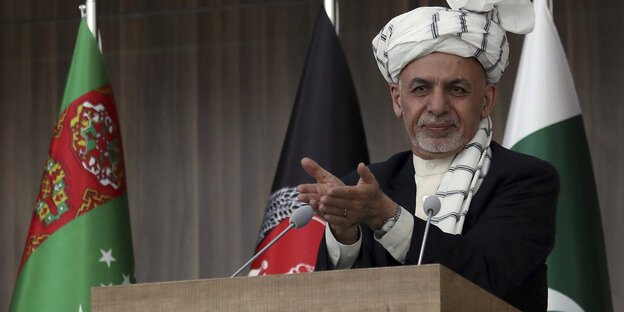 Präsident Ashraf Ghani mit weißem Turban hinter einem Rednerpult Präsident Ashraf Ghani mit weißem Turban hinter einem Rednerpult