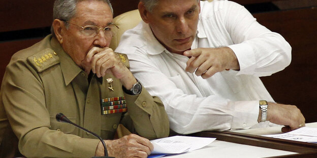Miguel Díaz-Canel sitzt neben Raúl Castro Miguel Díaz-Canel sitzt neben Raúl Castro