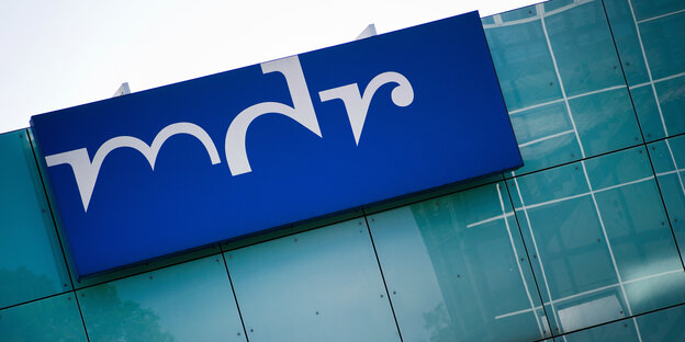 Das MDR-Logo an einem Gebäude Das MDR-Logo an einem Gebäude