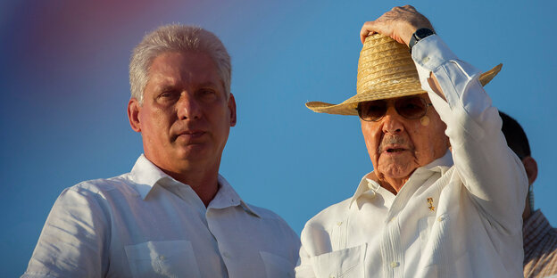 Miguel Díaz-Canel (ohne Hut) und Raúl Castro (mit Hut und Sonnenbrille) vor blauem Himmel Miguel Díaz-Canel (ohne Hut) und Raúl Castro (mit Hut und Sonnenbrille) vor blauem Himmel