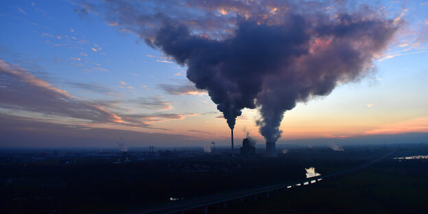 Dampfwolken ziehen vom Kraftwerk Schkopau in den Abendhimmel Dampfwolken ziehen vom Kraftwerk Schkopau in den Abendhimmel