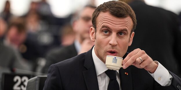 Macron schlürft einen Espresso Macron schlürft einen Espresso