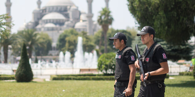 Polizisten patrouillieren vor der Blauen Moschee in Istanbul Polizisten patrouillieren vor der Blauen Moschee in Istanbul
