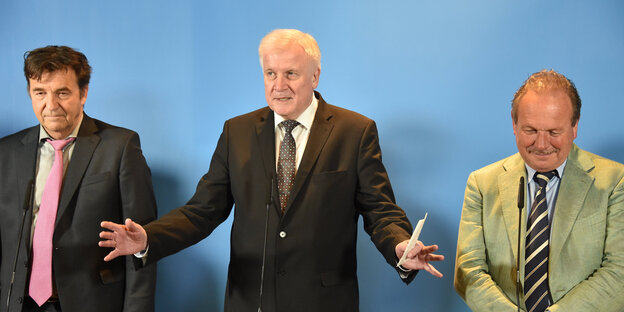 Seehofer steht strahlend zwischen Thomas Böhle und Frank Bsirske Seehofer steht strahlend zwischen Thomas Böhle und Frank Bsirske