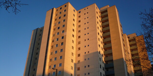 Die Fassade eines schmucklosen Hochhauses. Die Fassade eines schmucklosen Hochhauses.