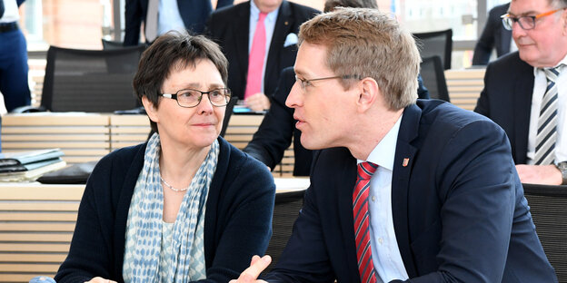 Monika Heinold und Daniel Günther sitzen im Kieler Landtag nebeneinander. Monika Heinold und Daniel Günther sitzen im Kieler Landtag nebeneinander.