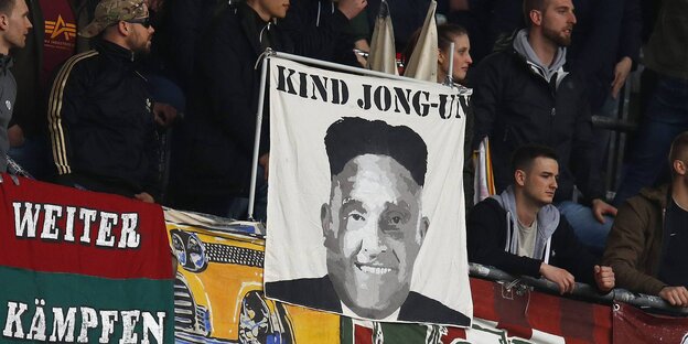 96-Fans mit Anti-Kind-Transparent 96-Fans mit Anti-Kind-Transparent
