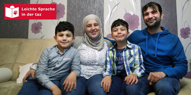 Eine vierköpfige Familie sitzt auf einem Sofa Eine vierköpfige Familie sitzt auf einem Sofa