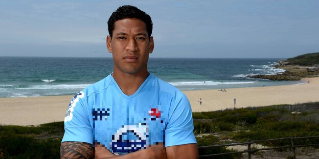 Ein Mann steht vor einem Sandstrand. Es ist Israel Folau Ein Mann steht vor einem Sandstrand. Es ist Israel Folau