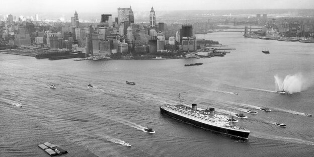 Schwarz-weiß Aufname von New York mit Schiffen im Vordergrund Schwarz-weiß Aufname von New York mit Schiffen im Vordergrund