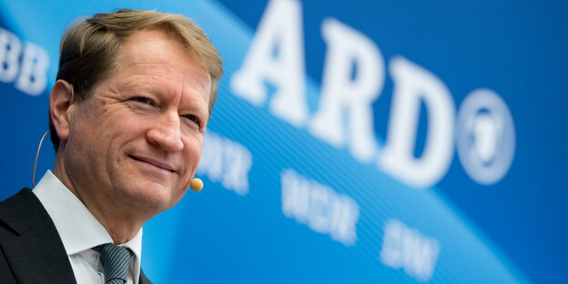 Ulrich Wilhelm vor dem ARD-Logo Ulrich Wilhelm vor dem ARD-Logo