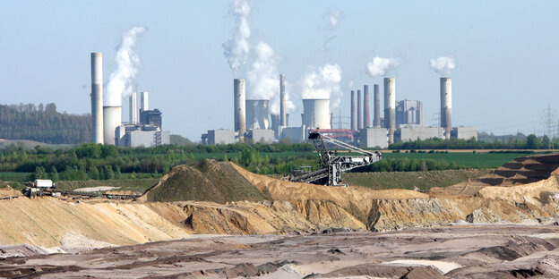 Das RWE Kraftwerk im Braunkohlen-Abbaugebiet Frimmersdorf bei Grevenbroich