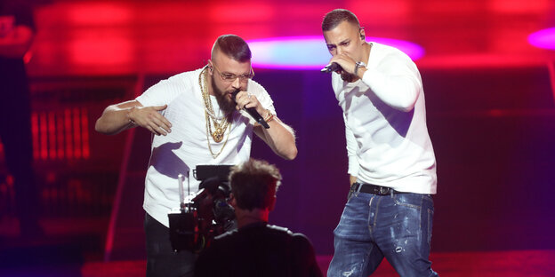 Kollegah (l.) und Farid Bang (r.) performen gemeinsam bei der Echo-Verleihung 2018. Kollegah (l.) und Farid Bang (r.) performen gemeinsam bei der Echo-Verleihung 2018.