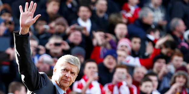Arsène Wenger winkt, im Hintergrund Fans Arsène Wenger winkt, im Hintergrund Fans