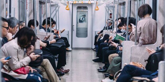 Viele Menschen sitzen in einer Ubahn Viele Menschen sitzen in einer Ubahn