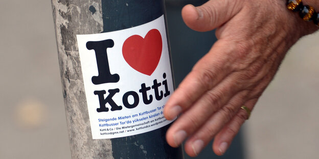 Hand vor Aufkleber mit "I love Kotti" Hand vor Aufkleber mit "I love Kotti"