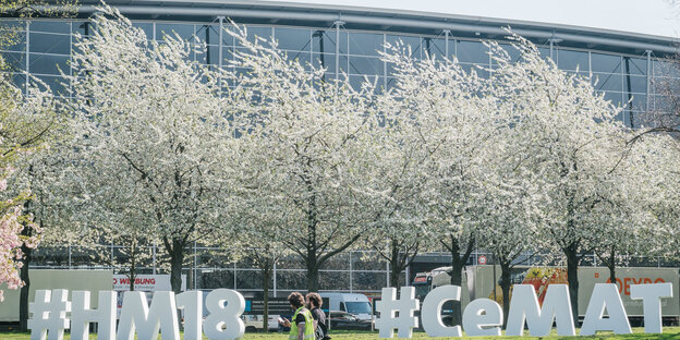 Bäume blühen vor den Hallen der Hannover-Messe