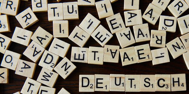 Ein Scrabblespielt, in der Ecke wurde das Wort Deutsch gelegt