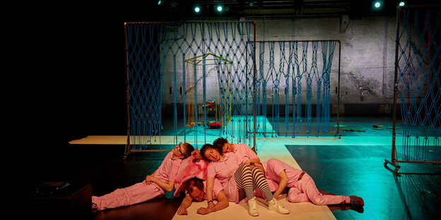 SchauspielerInnen liegen auf der Bühne SchauspielerInnen liegen auf der Bühne