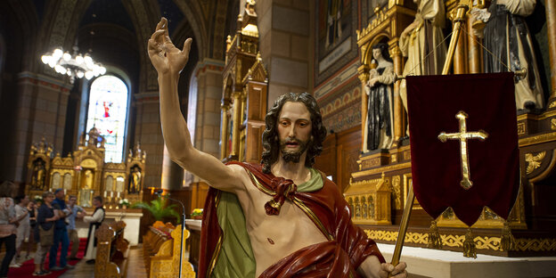 Eine Christus-Figur in einem Kloster Eine Christus-Figur in einem Kloster