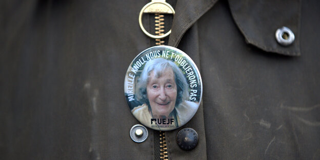 Ein Button mit einer Potrait der ermordeten Mireille Knoll Ein Button mit einer Potrait der ermordeten Mireille Knoll