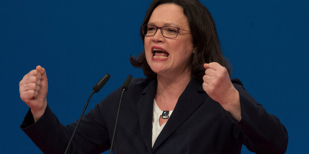 Andrea Nahles schwingt beim Reden die Fäuste