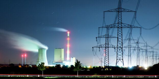 Ein Kohlekraftwerk leuchtet in der Nacht Ein Kohlekraftwerk leuchtet in der Nacht