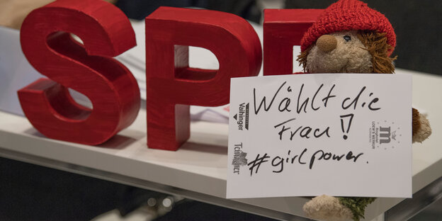 DIe Buchstaben SPD auf einem Tisch, davor ein Teddy und ein Zettel mit "Wählt die Frau! #girlpower" DIe Buchstaben SPD auf einem Tisch, davor ein Teddy und ein Zettel mit "Wählt die Frau! #girlpower"