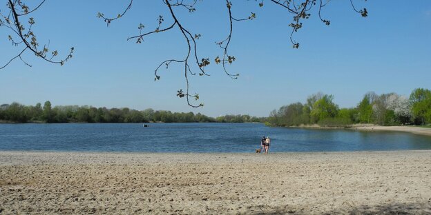 Ein See mit einem Sandstrand. Ein See mit einem Sandstrand.
