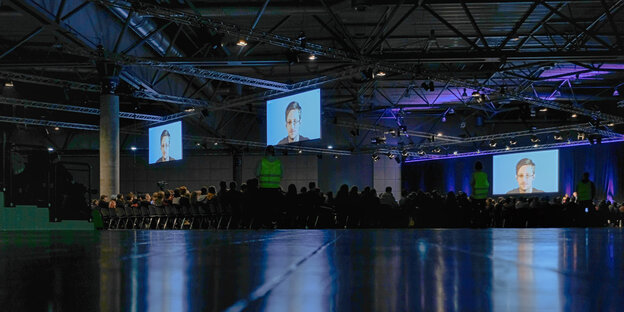 Auf drei Leinwänden ist Edward Snowden zu sehen Auf drei Leinwänden ist Edward Snowden zu sehen