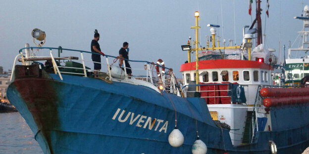 Ein Schiff mit blauem Rumpf. Es trägt den Namen Iuventa Ein Schiff mit blauem Rumpf. Es trägt den Namen Iuventa