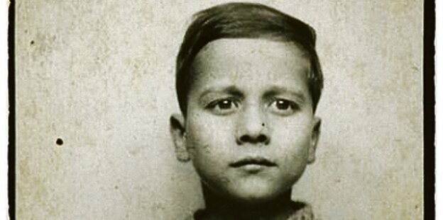 Ein sehnsuchtsvoll blickender Junge auf einem alten Foto. Ein sehnsuchtsvoll blickender Junge auf einem alten Foto.
