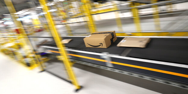 Transportband in einem Logistikzentrum von Amazon. Darauf Pakete Transportband in einem Logistikzentrum von Amazon. Darauf Pakete