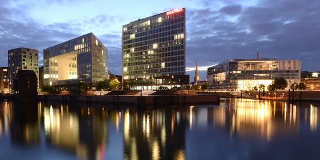 Ein Bürohaus am Wasser. Am dach der Schriftzug „Der Spiegel“