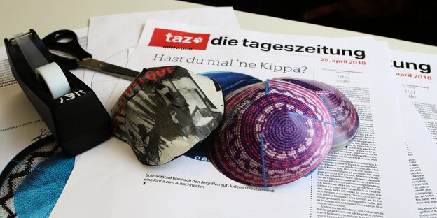 Vier Kippot mit Bastelanleitung in der taz Vier Kippot mit Bastelanleitung in der taz