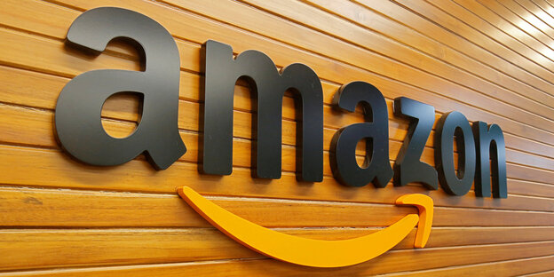 Amazon-Logo an einer Wand Amazon-Logo an einer Wand