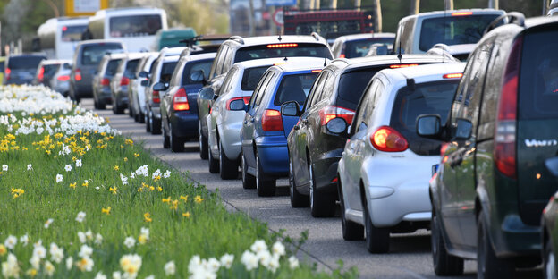 Viele Autos in einer Reihe Viele Autos in einer Reihe
