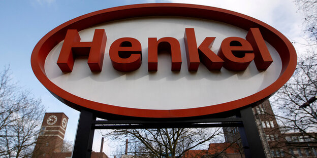 Henkel-Logo vor Zentrale in Düsseldorf Henkel-Logo vor Zentrale in Düsseldorf