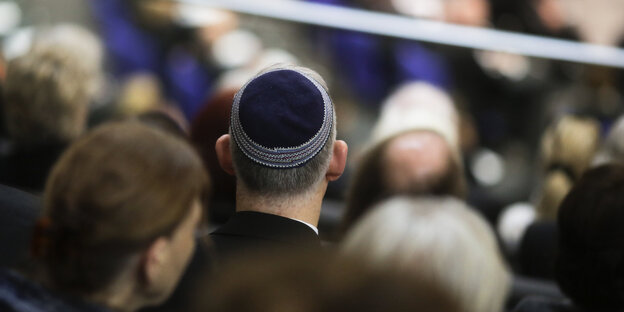 Ein Mann mit Kippa in einer Menschenmenge Ein Mann mit Kippa in einer Menschenmenge