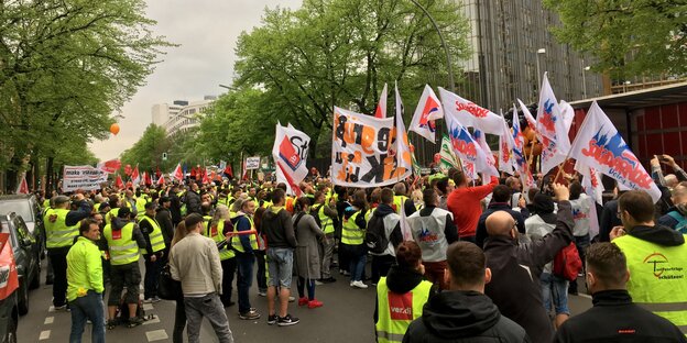 Viele Menschen mit Fahnen auf einer Kundgebung Viele Menschen mit Fahnen auf einer Kundgebung