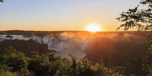 Wasserfälle im Dschungel vor Sonnenuntergang Wasserfälle im Dschungel vor Sonnenuntergang