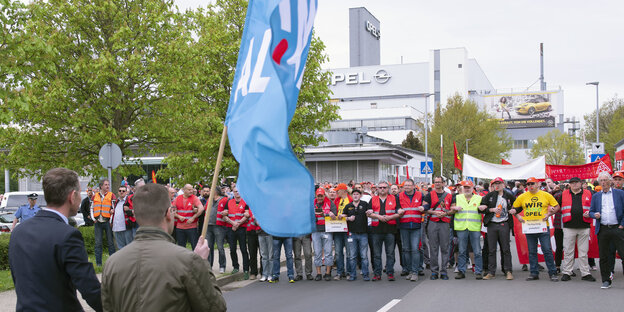 Opel Beschäftigte bilden Menschenkette gegen Afd-Anhänger Opel Beschäftigte bilden Menschenkette gegen Afd-Anhänger