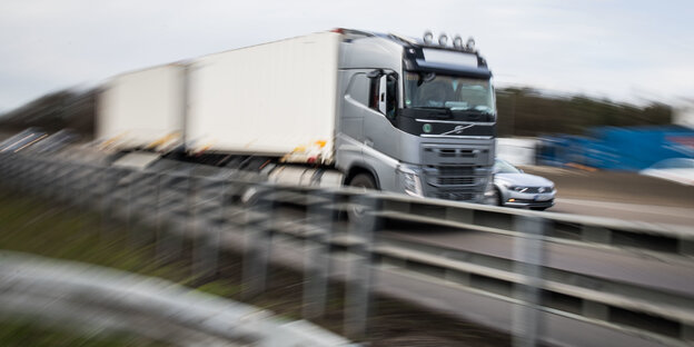Ein Lkw auf der Autobahn Ein Lkw auf der Autobahn