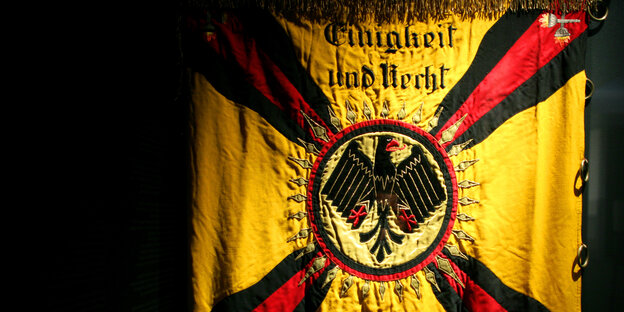 Eine schwarz-rot-goldene Flagge mit einem Adlerwappen Eine schwarz-rot-goldene Flagge mit einem Adlerwappen