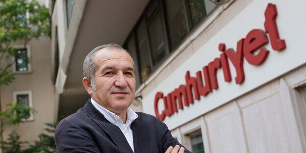 Akin Atalay steht vor dem Cumhuriyet-Gebäude Akin Atalay steht vor dem Cumhuriyet-Gebäude