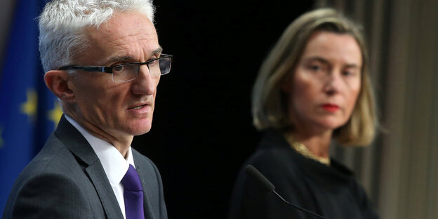 Ein Mann und eine Frau sprechen auf einem Podium der Syrien-Geberkonferenz Ein Mann und eine Frau sprechen auf einem Podium der Syrien-Geberkonferenz