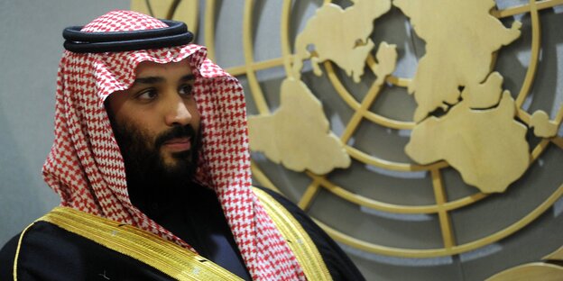 Mohammad bin Salman sitzt vor dem UN-Logo