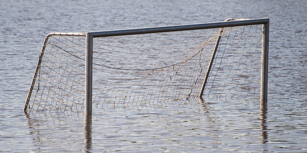 Ein Fußballtor steht im Wasser. Ein Fußballtor steht im Wasser.
